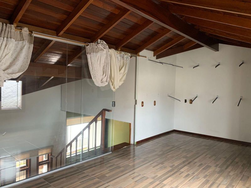 Casa Ampla com 4 Quartos à Venda