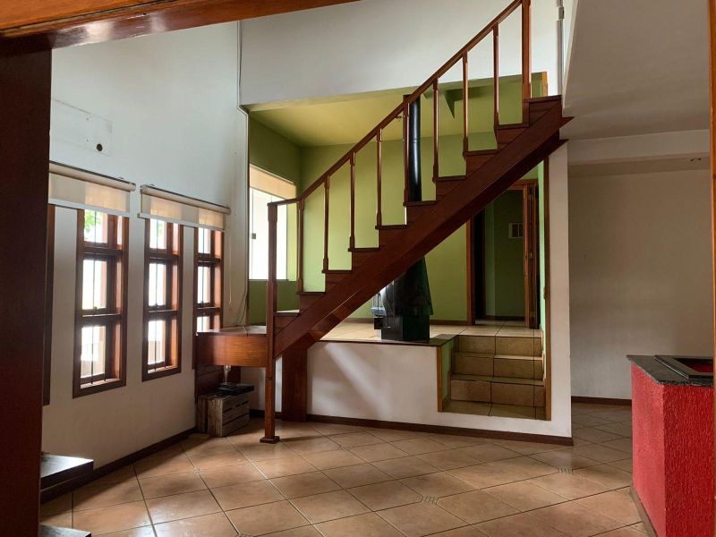 Casa Ampla com 4 Quartos à Venda