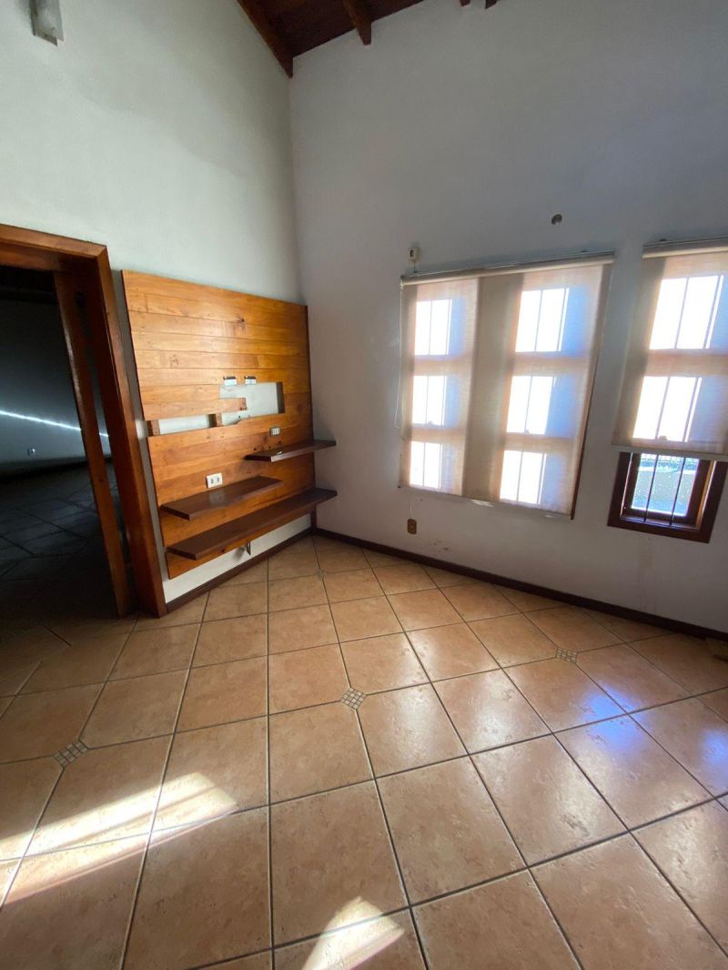 Casa Ampla com 4 Quartos à Venda