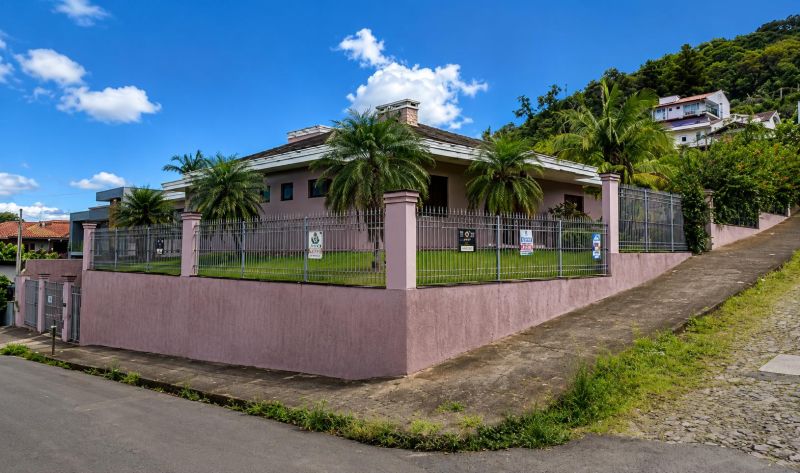 Casa com 3 Dormitórios, Suíte, Piscina e Quiosque