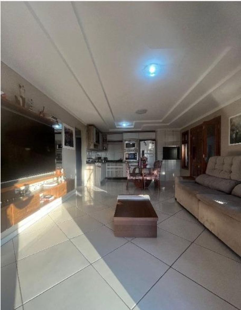 CASA COM SUÍTE NO BAIRRO PLANALTO