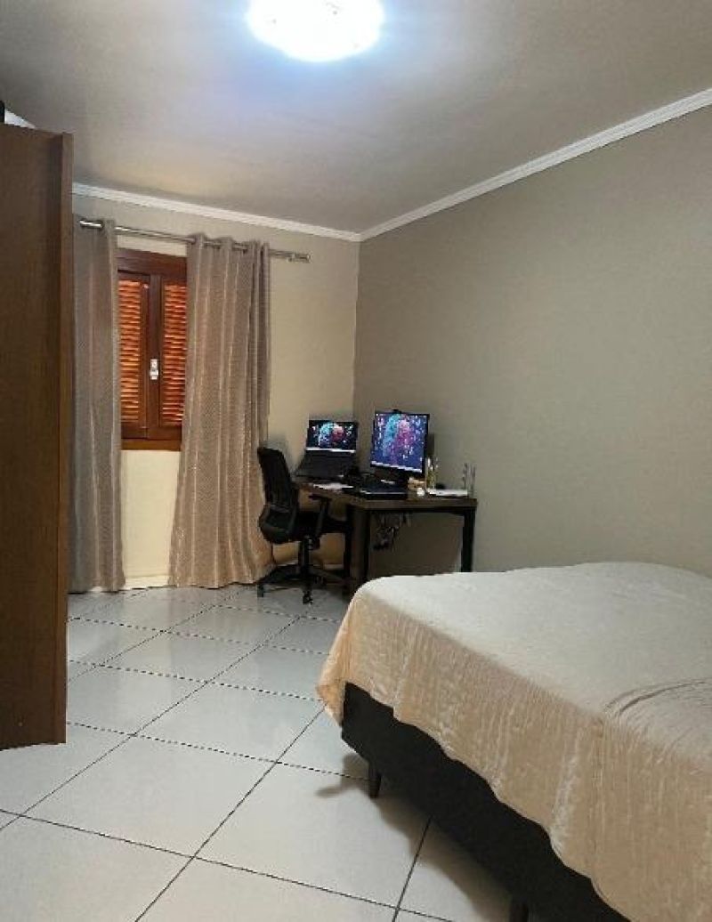 CASA COM SUÍTE NO BAIRRO PLANALTO