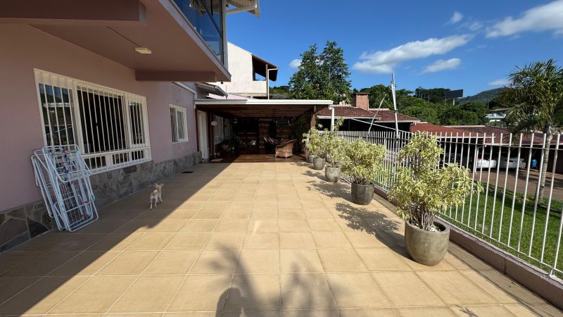 400m² de área construída – Ambientes amplos e bem distribuídos.