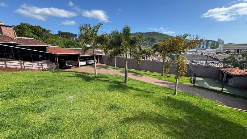 400m² de área construída – Ambientes amplos e bem distribuídos.