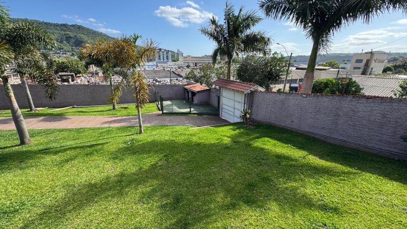 400m² de área construída – Ambientes amplos e bem distribuídos.