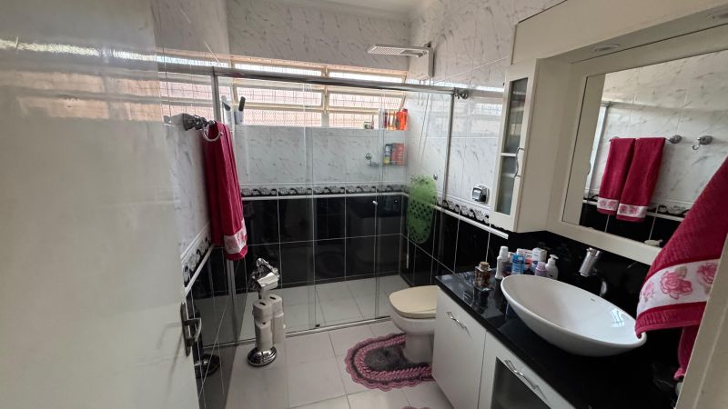 400m² de área construída – Ambientes amplos e bem distribuídos.