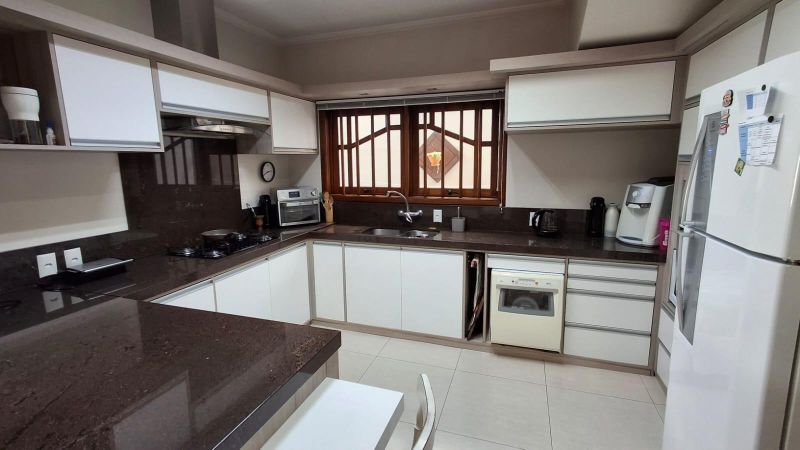 Taquara: Casa Alto Padrão Pronta para Morar no Bairro Nobre!