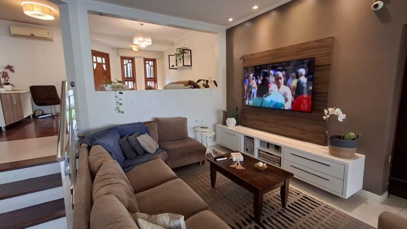 Taquara: Casa Alto Padrão Pronta para Morar no Bairro Nobre!