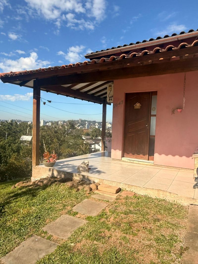 Taquara: Casa com Vista Deslumbrante em Área Residencial Alta