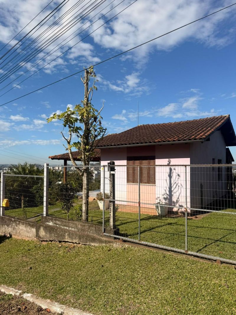 Taquara: Casa com Vista Deslumbrante em Área Residencial Alta
