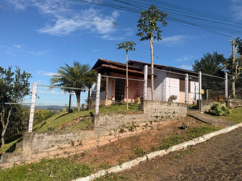 Taquara: Casa com Vista Deslumbrante em Área Residencial Alta