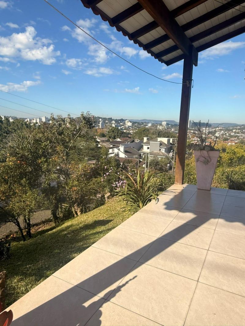Taquara: Casa com Vista Deslumbrante em Área Residencial Alta