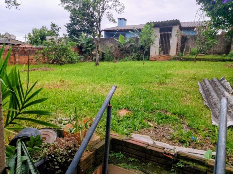 Casa em alvenaria, próximo a escola, supermercado e outros comércios.