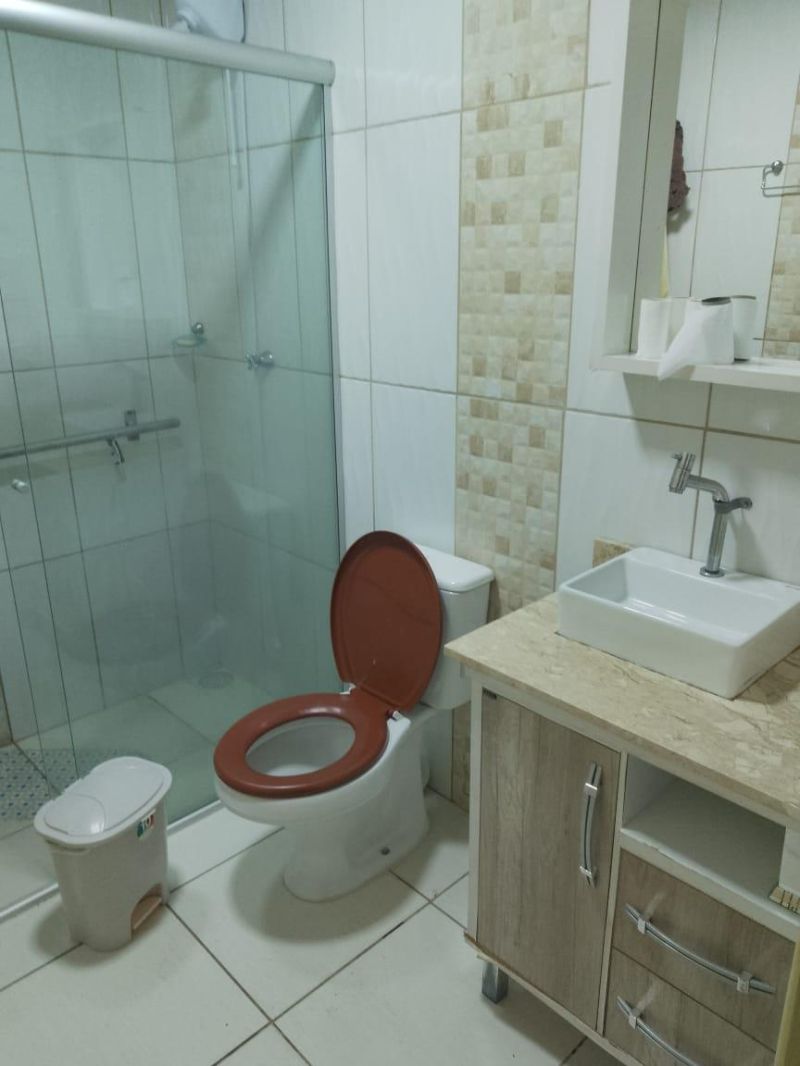 Casa em alvenaria, próximo a escola, supermercado e outros comércios.