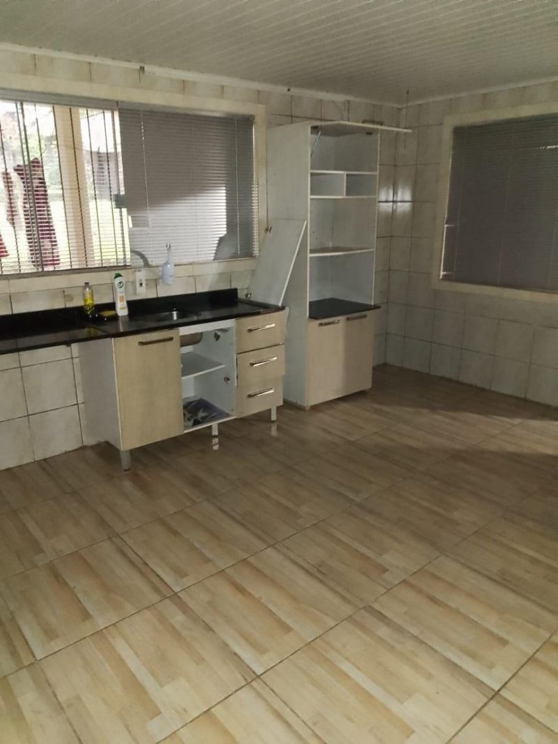 Casa em alvenaria, próximo a escola, supermercado e outros comércios.