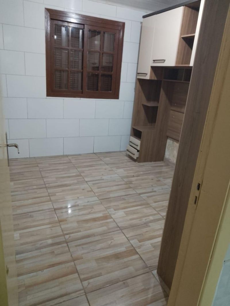 Casa em alvenaria, próximo a escola, supermercado e outros comércios.