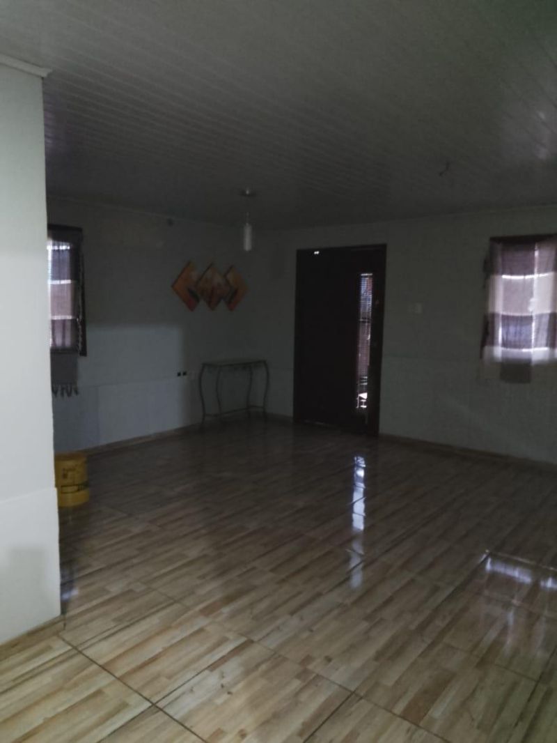 Casa em alvenaria, próximo a escola, supermercado e outros comércios.
