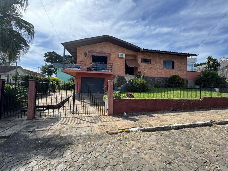 Casa com 3 quartos, 3 banheiros e 230m² à venda no bairro Petropolis, Taquara