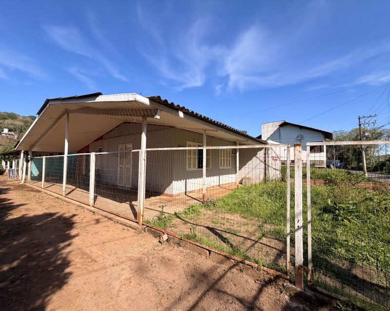 Casa/Fundos com 4 quartos, 2 banheiros e 464m² à venda no bairro Moinho, Igrejinha