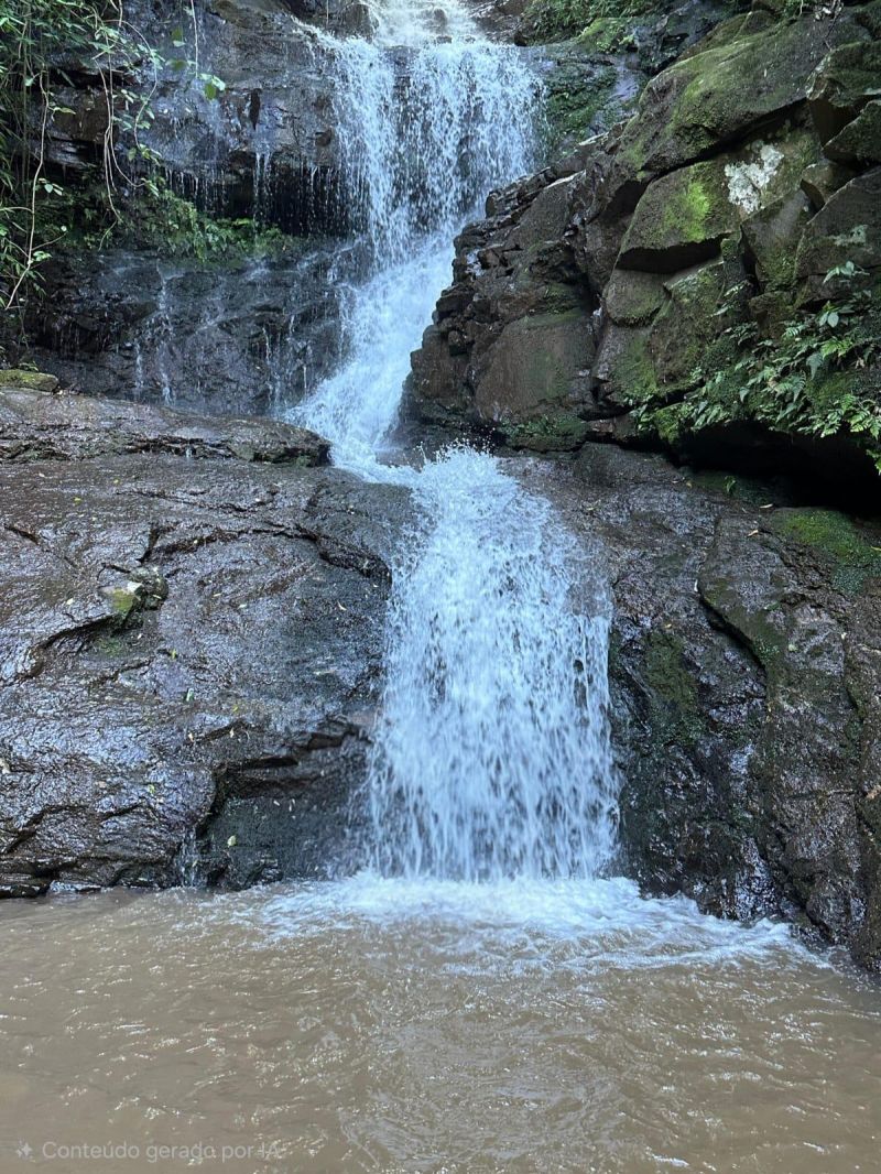 Um refúgio particular em meio à natureza. Com 11.700m² com piscina natural e água corrente, acesso privativo a duas cascatas.