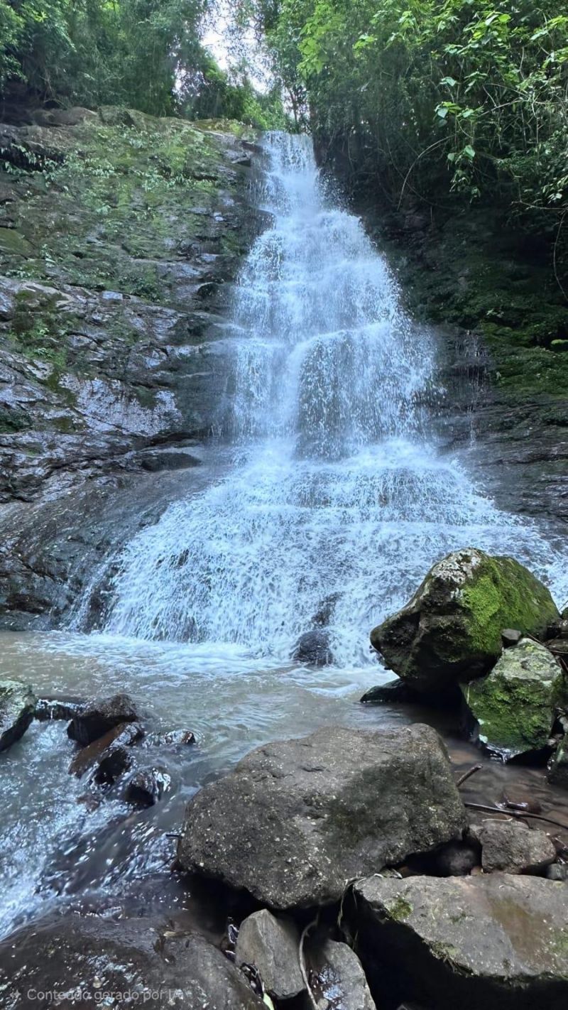 Um refúgio particular em meio à natureza. Com 11.700m² com piscina natural e água corrente, acesso privativo a duas cascatas.