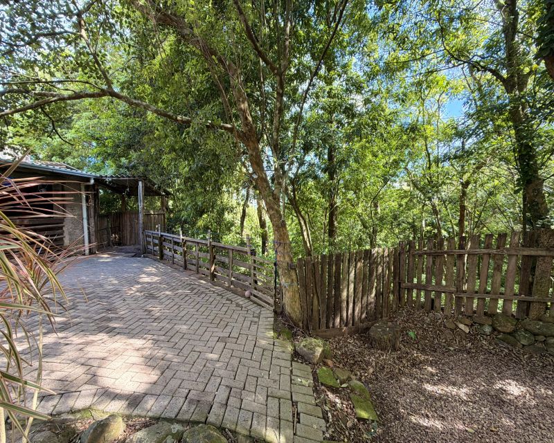 Um refúgio particular em meio à natureza. Com 11.700m² com piscina natural e água corrente, acesso privativo a duas cascatas.