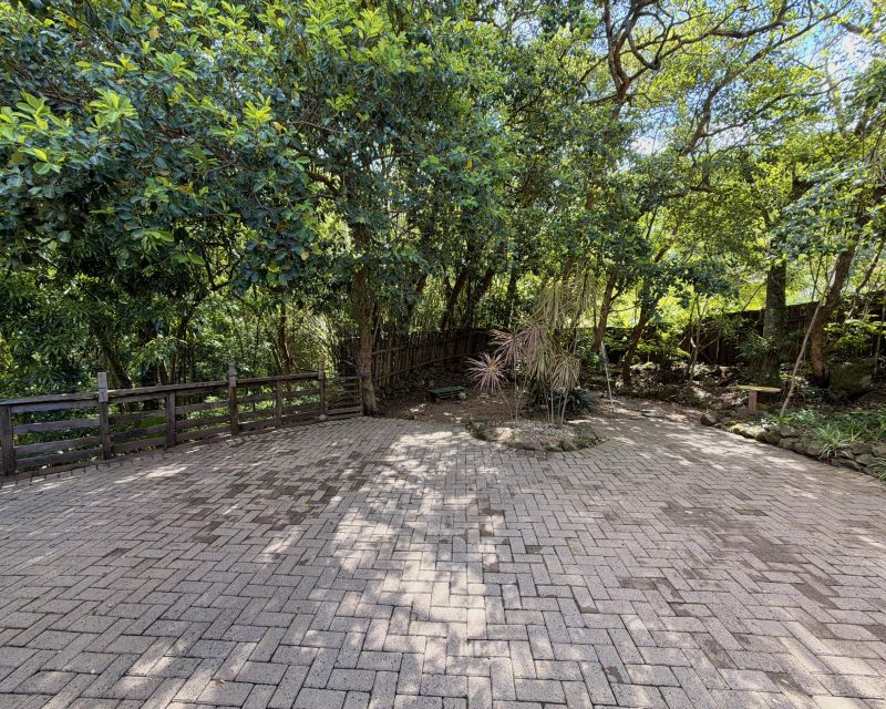 Um refúgio particular em meio à natureza. Com 11.700m² com piscina natural e água corrente, acesso privativo a duas cascatas.
