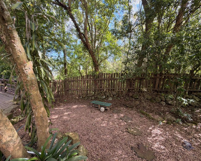 Um refúgio particular em meio à natureza. Com 11.700m² com piscina natural e água corrente, acesso privativo a duas cascatas.