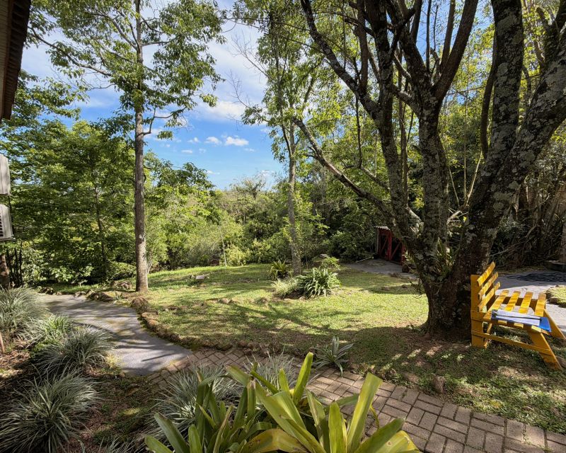 Um refúgio particular em meio à natureza. Com 11.700m² com piscina natural e água corrente, acesso privativo a duas cascatas.
