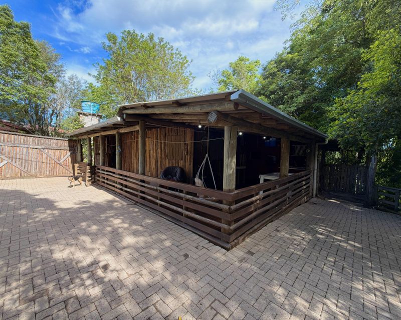 Um refúgio particular em meio à natureza. Com 11.700m² com piscina natural e água corrente, acesso privativo a duas cascatas.