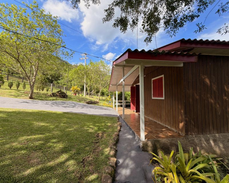 Um refúgio particular em meio à natureza. Com 11.700m² com piscina natural e água corrente, acesso privativo a duas cascatas.