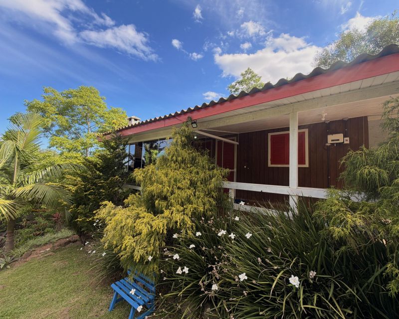 Um refúgio particular em meio à natureza. Com 11.700m² com piscina natural e água corrente, acesso privativo a duas cascatas.