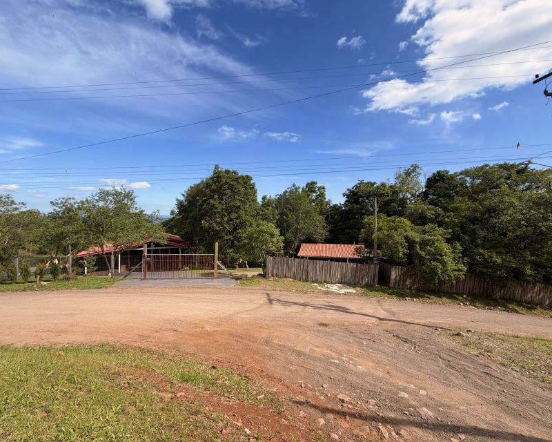 Um refúgio particular em meio à natureza. Com 11.700m² com piscina natural e água corrente, acesso privativo a duas cascatas.