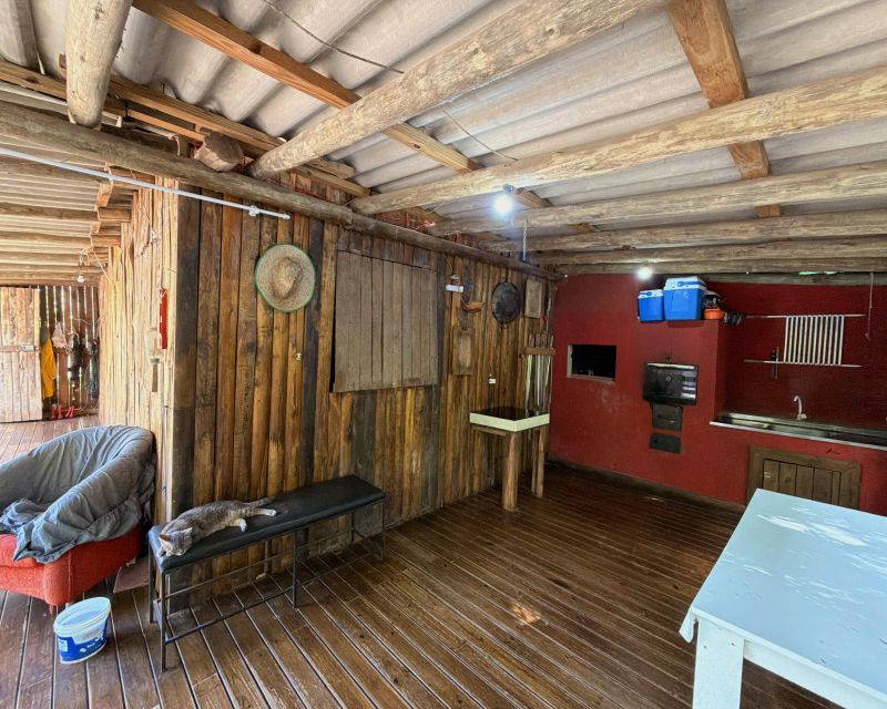 Um refúgio particular em meio à natureza. Com 11.700m² com piscina natural e água corrente, acesso privativo a duas cascatas.