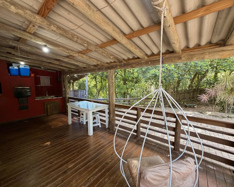 Um refúgio particular em meio à natureza. Com 11.700m² com piscina natural e água corrente, acesso privativo a duas cascatas.