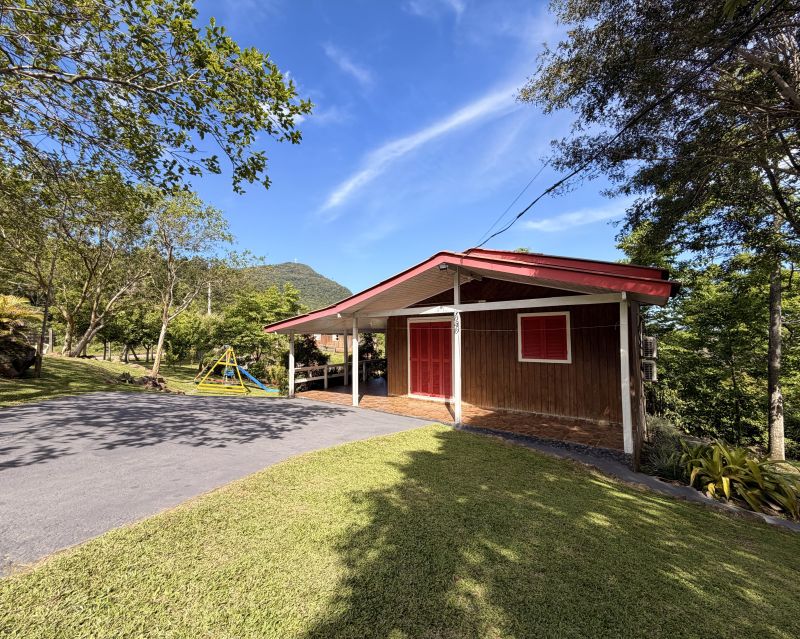 Um refúgio particular em meio à natureza. Com 11.700m² com piscina natural e água corrente, acesso privativo a duas cascatas.