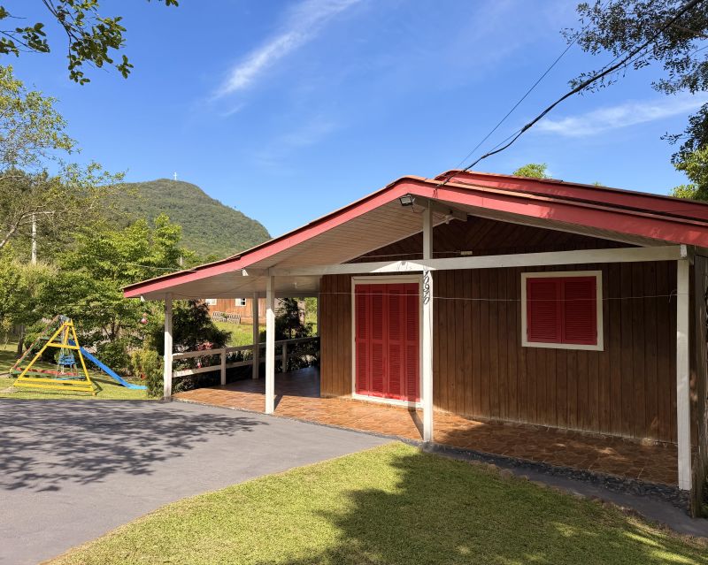 Um refúgio particular em meio à natureza. Com 11.700m² com piscina natural e água corrente, acesso privativo a duas cascatas.