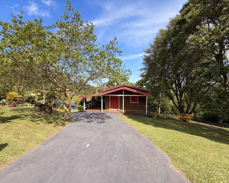 Um refúgio particular em meio à natureza. Com 11.700m² com piscina natural e água corrente, acesso privativo a duas cascatas.