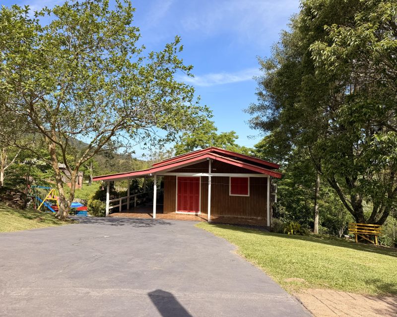 Um refúgio particular em meio à natureza. Com 11.700m² com piscina natural e água corrente, acesso privativo a duas cascatas.