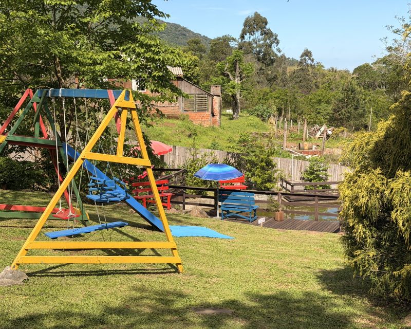 Um refúgio particular em meio à natureza. Com 11.700m² com piscina natural e água corrente, acesso privativo a duas cascatas.