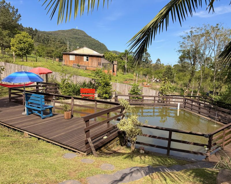 Um refúgio particular em meio à natureza. Com 11.700m² com piscina natural e água corrente, acesso privativo a duas cascatas.