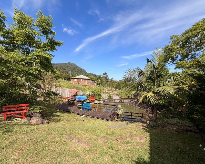 Um refúgio particular em meio à natureza. Com 11.700m² com piscina natural e água corrente, acesso privativo a duas cascatas.