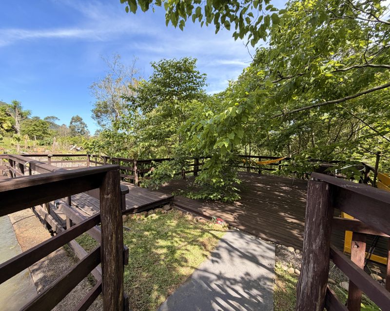 Um refúgio particular em meio à natureza. Com 11.700m² com piscina natural e água corrente, acesso privativo a duas cascatas.