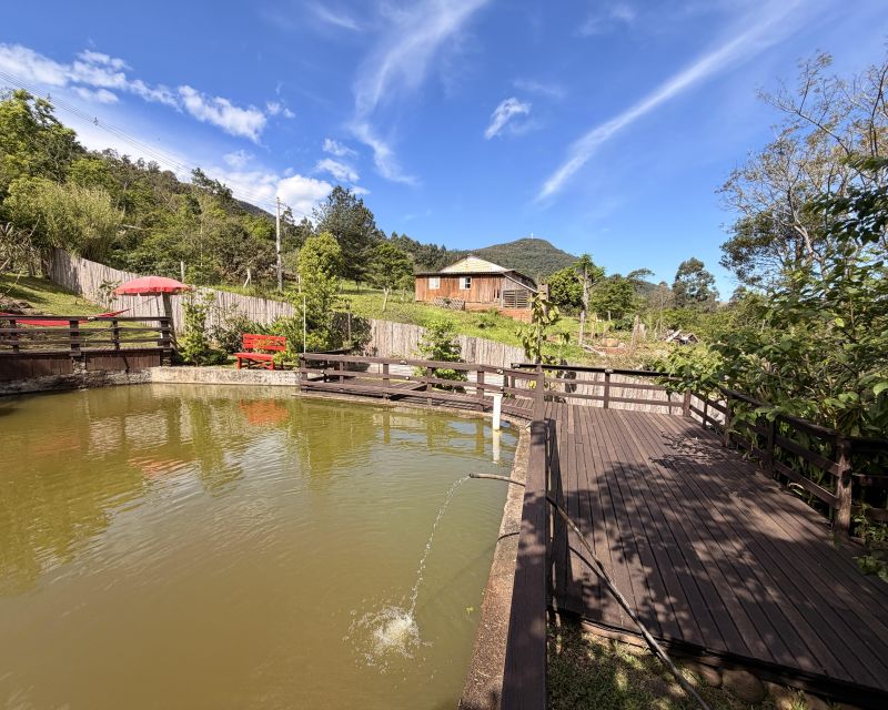 Um refúgio particular em meio à natureza. Com 11.700m² com piscina natural e água corrente, acesso privativo a duas cascatas.