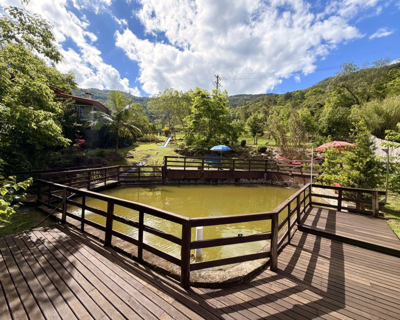 Um refúgio particular em meio à natureza. Com 11.700m² com piscina natural e água corrente, acesso privativo a duas cascatas.