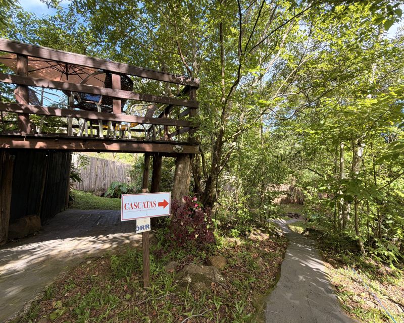 Um refúgio particular em meio à natureza. Com 11.700m² com piscina natural e água corrente, acesso privativo a duas cascatas.