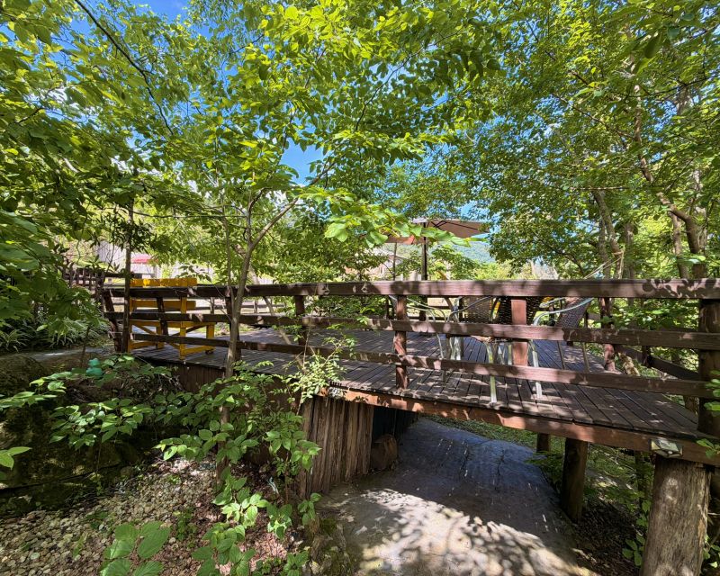 Um refúgio particular em meio à natureza. Com 11.700m² com piscina natural e água corrente, acesso privativo a duas cascatas.