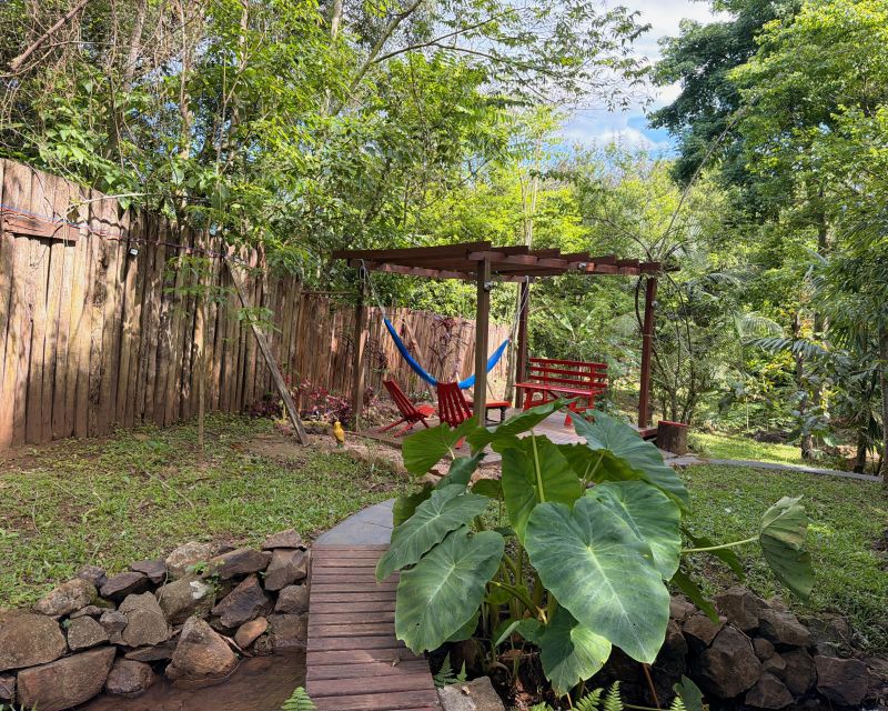 Um refúgio particular em meio à natureza. Com 11.700m² com piscina natural e água corrente, acesso privativo a duas cascatas.