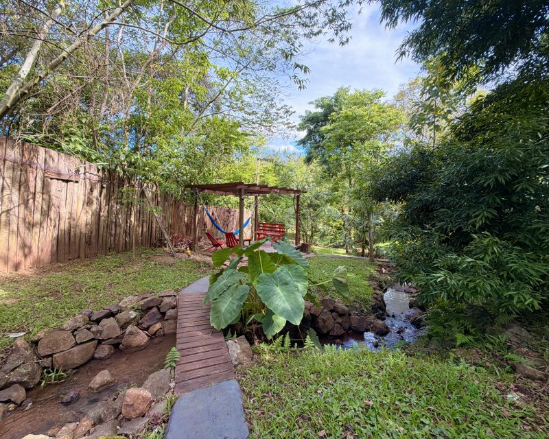 Um refúgio particular em meio à natureza. Com 11.700m² com piscina natural e água corrente, acesso privativo a duas cascatas.