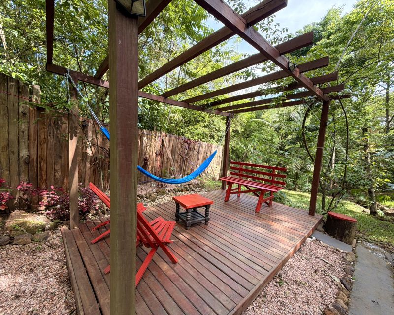Um refúgio particular em meio à natureza. Com 11.700m² com piscina natural e água corrente, acesso privativo a duas cascatas.